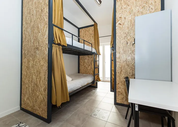 Hostel Arbutus Bed And Bar